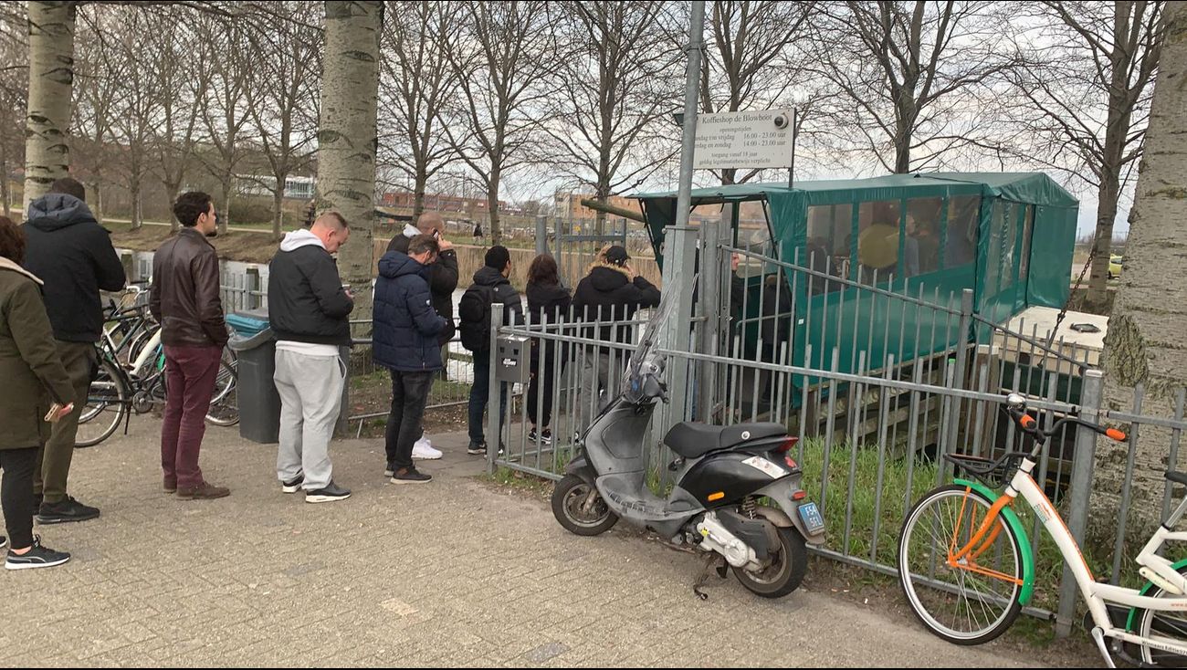 Omroep Flevoland Nieuws Lange Rij Voor Coffeeshops Na Aankondiging