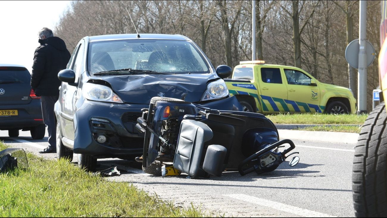 Omroep Flevoland - Nieuws - Zwaargewonde Na Ongeluk Met Scootmobiel En Auto