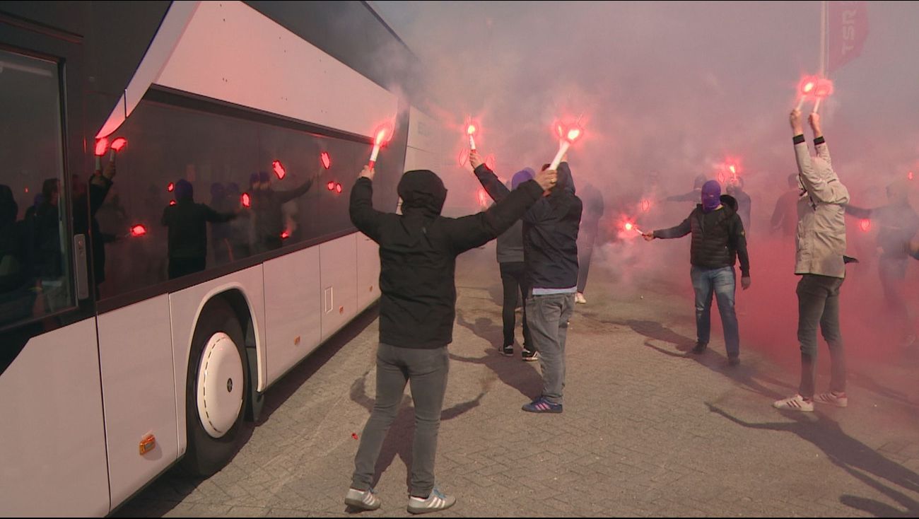 Omroep Flevoland - Sport - City FC Fans Zwaaien Spelersbus Uit Met Vuurwerk