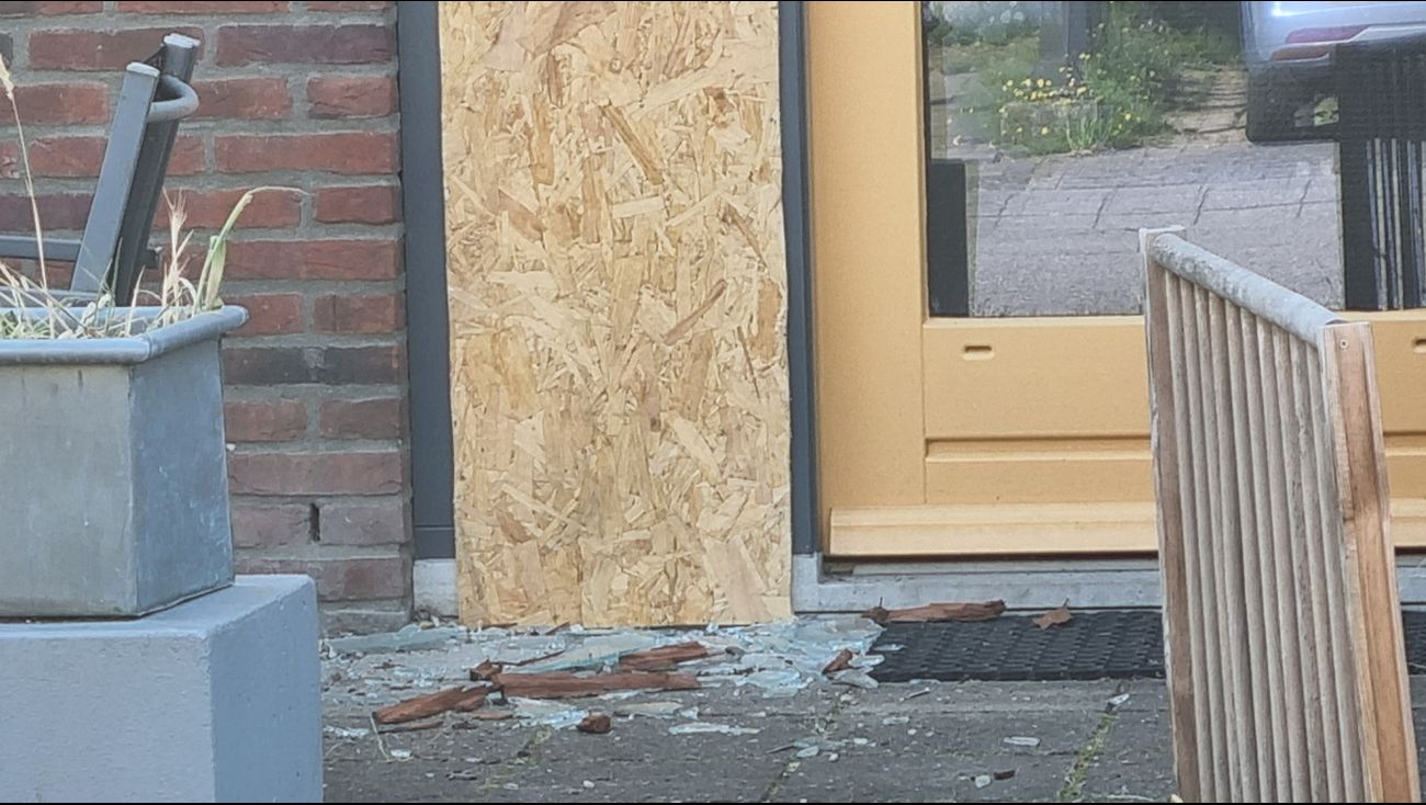 Explosion damages house in Almere Buiten; police suspect fireworks bomb