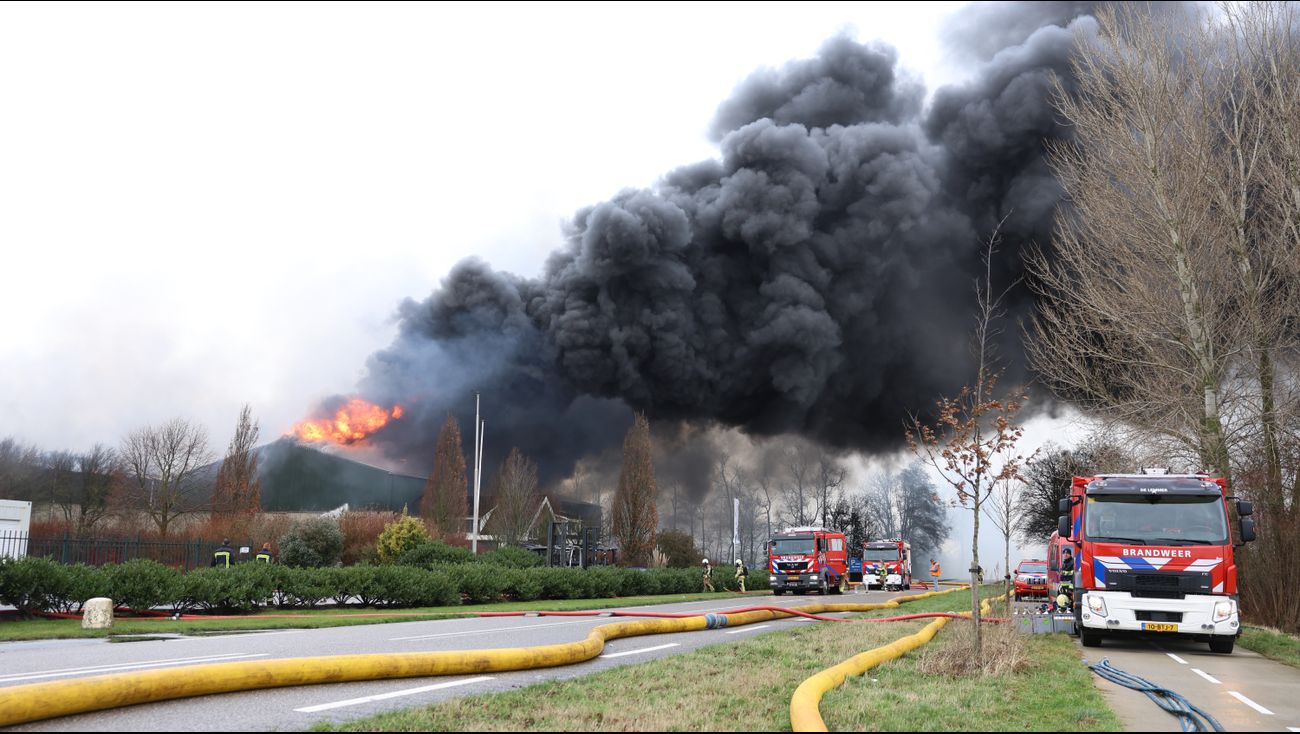 Omroep Flevoland - Nieuws - Grote Brand In Rutten Moeilijk Te ...