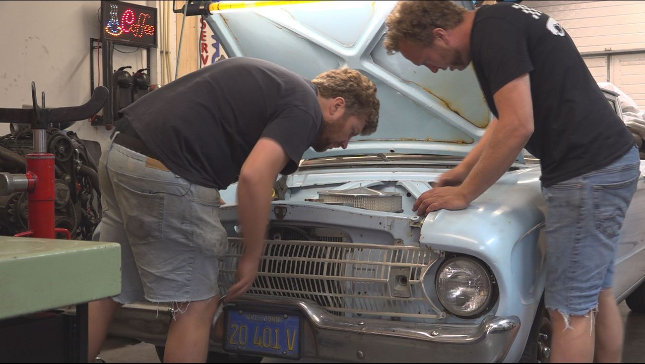 Omroep Flevoland – News – Vintage car haven attracts enthusiasts from all over the Netherlands to Lelystad