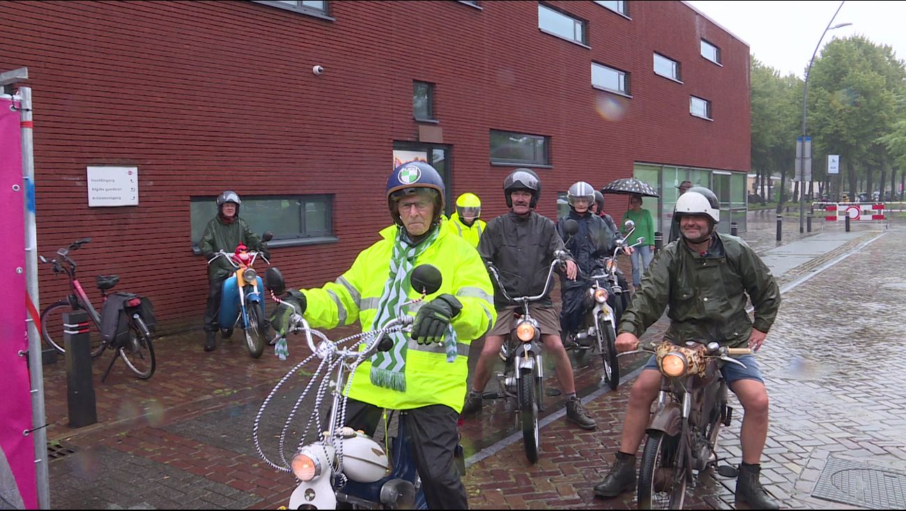 Wet Start to the Meerpaaldagen in Dronten Doesn’t Dampen Spirits for Oldtimer Moped Tour